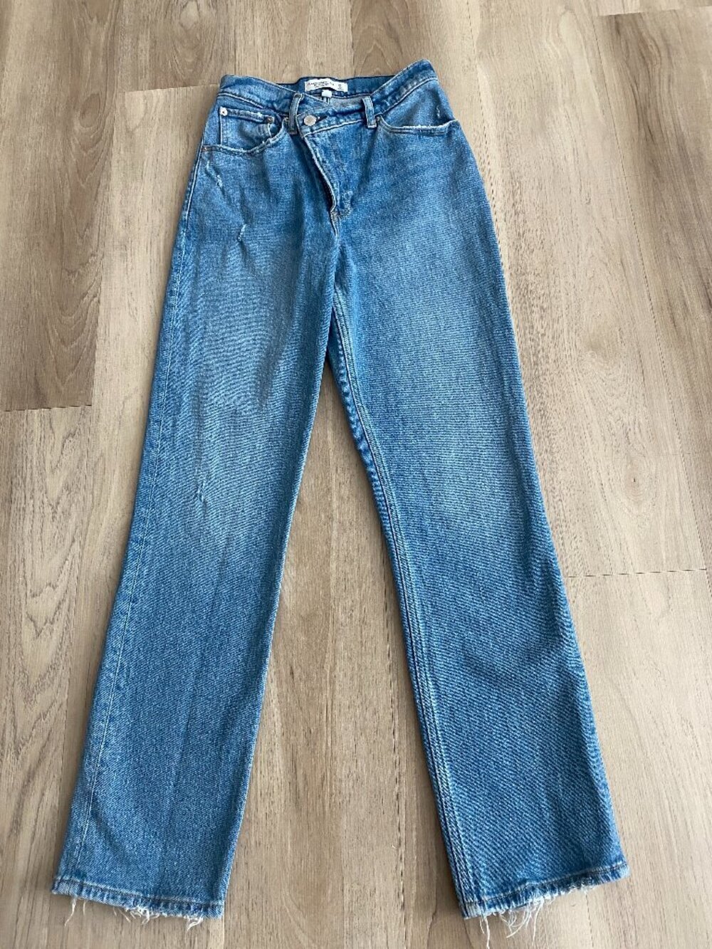 Abercrombie Ultra High Rise 90s Straight Asymmetrical Waist Jeans 26 2R